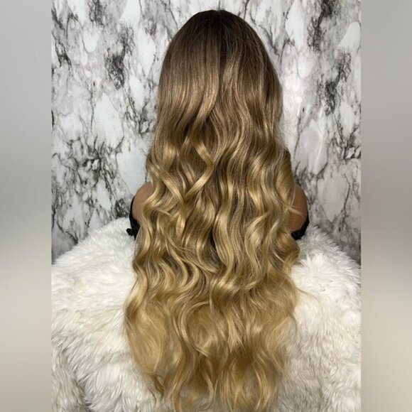 Dirty Blonde long Wig - Picture 6 of 9